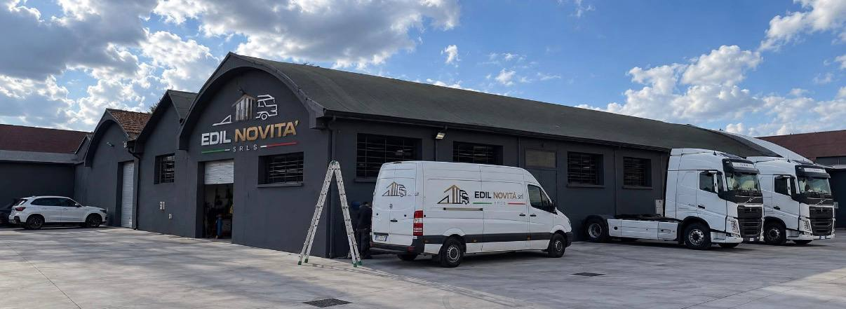 Il deposito EDIL NOVITÀ con veicoli commerciali e camion